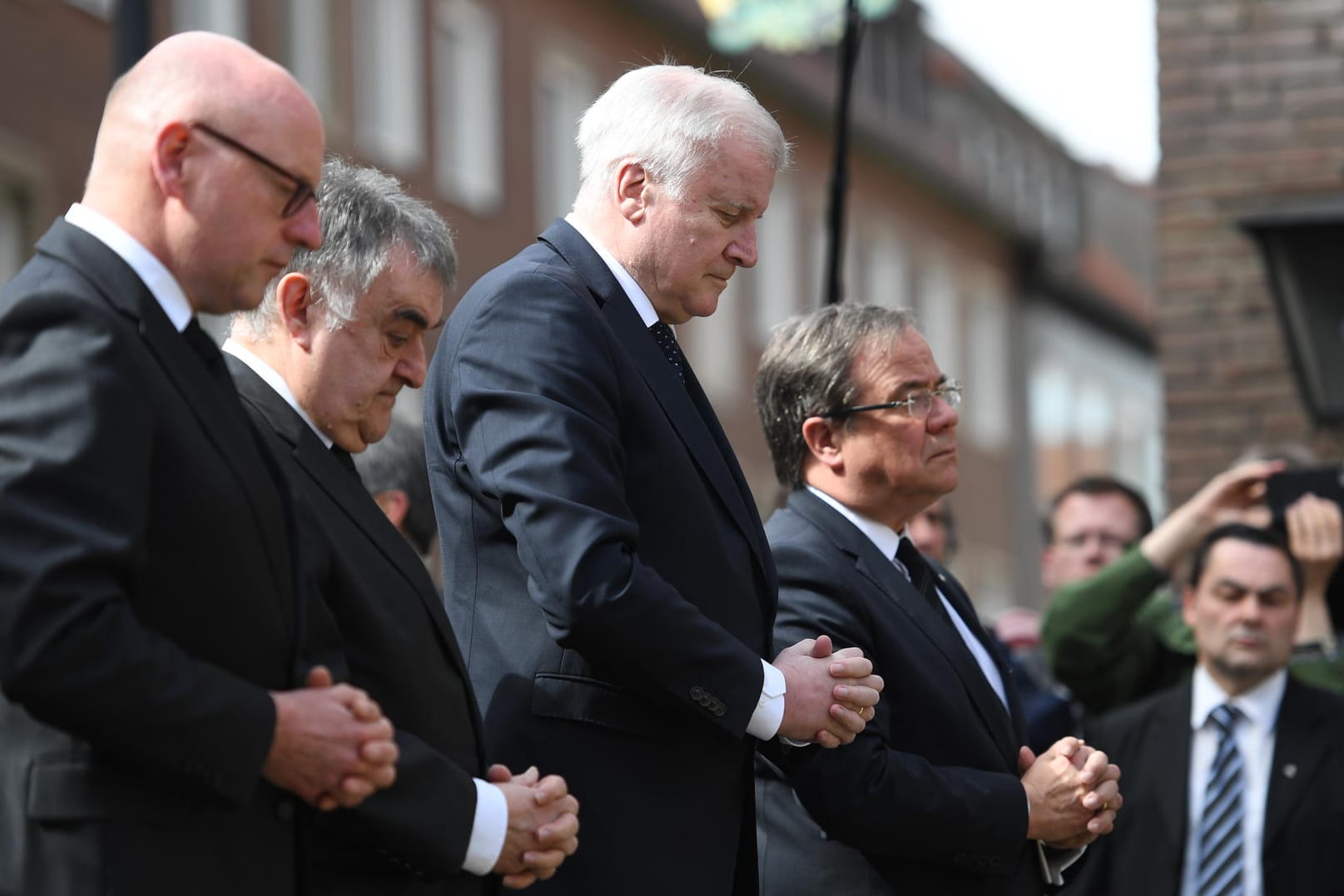 Münsters OB Markus Lewe (CDU), Herbert Reul (CDU), Innenminister in Nordrhein-Westfalen, Horst Seehofer (,CSU, Bundesinnenminister, und Armin Laschet (CDU), Ministerpräsident von Nordrhein-Westfalen, gedenken der Opfer der Amokfahrt von Münster.