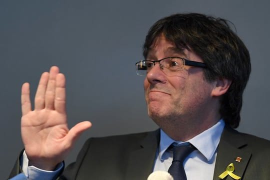 Carles Puigdemont, ehemaliger Präsident der spanischen Region Katalonien, gibt am Samstag in Berlin eine Pressekonferenz.