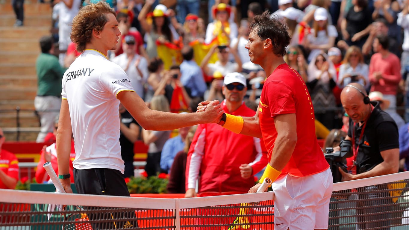 Nach 2:16 Stunden ist schon Schluss: Zverev (l.) gratuliert Nadal zum Sieg.