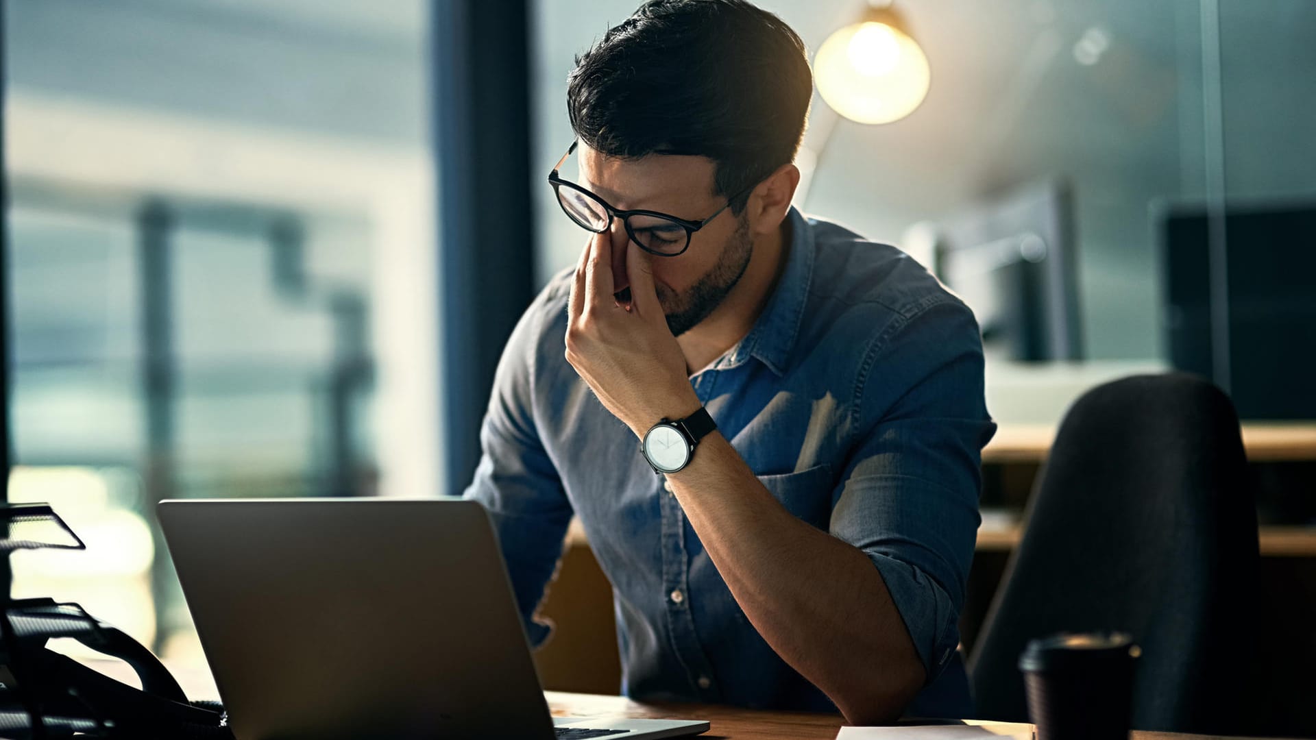 Burn-out: Erste Warnsignale können vermehrte Überstunden und zunehmende Fehlleistungen sein.