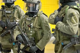 Die Bundesanwaltschaft hat wegen des Verdachts auf Bildung einer neuen rechten Terrorgruppe in drei Bundesländern Razzien in der "Reichsbürgerszene" vorgenommen.