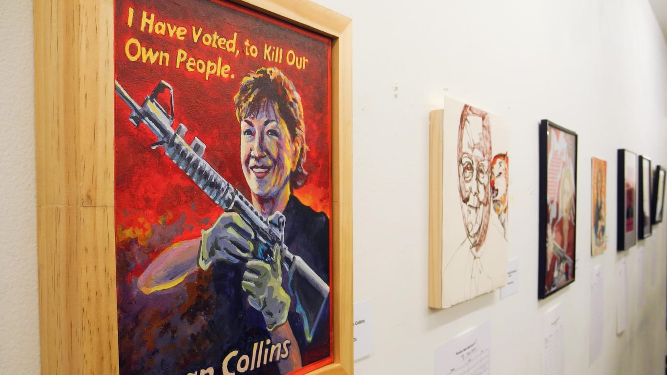 Kunstauktion in New York: Ein Gemälde mit der Senatorin des US-Bundesstaates Maine, Susan Collins. Sie hält eine Waffe und lächelt dabei.