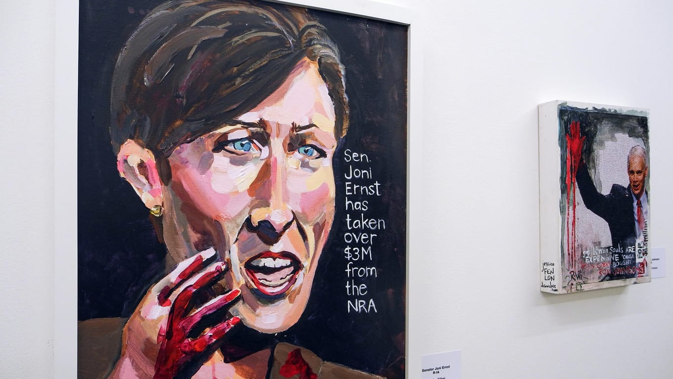 Ein Porträt der US-Senatorin Joni Ernst von Künstlerin Kim Sillen hängt bei der Kunstauktion "Buy A Senator" gegen Waffengewalt in der Best World Gallery.