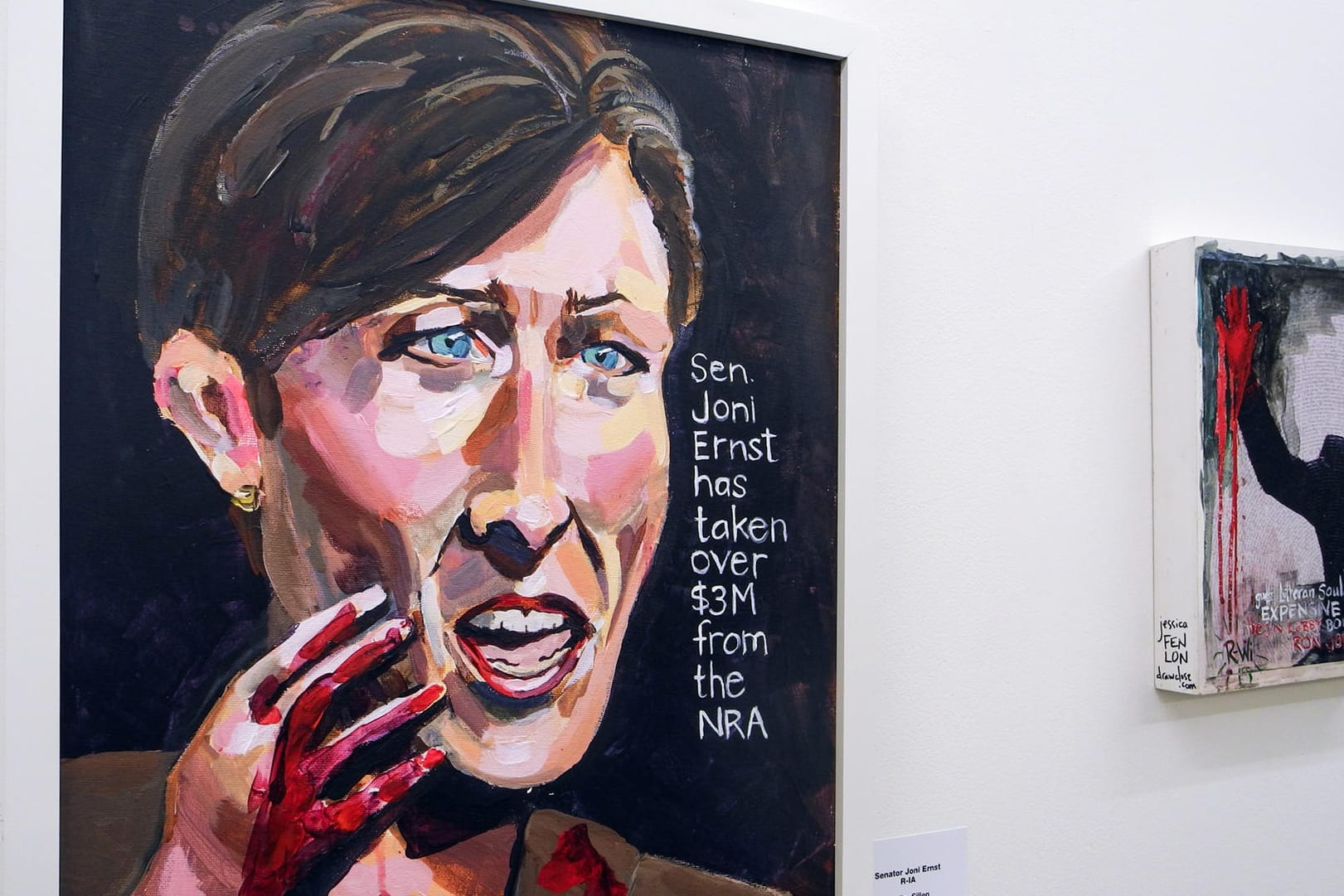Ein Porträt der US-Senatorin Joni Ernst von Künstlerin Kim Sillen hängt bei der Kunstauktion "Buy A Senator" gegen Waffengewalt in der Best World Gallery.