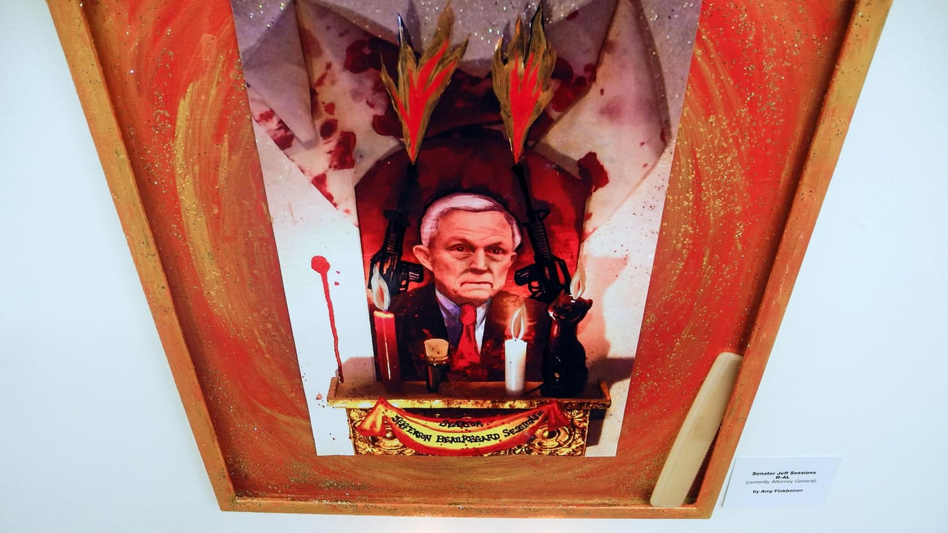 Ein Porträt des derzeitigen Justizministers und früheren US-Senators Jeff Sessions von Künstlerin Amy Finkbeiner hängt bei der Kunstauktion "Buy A Senator".