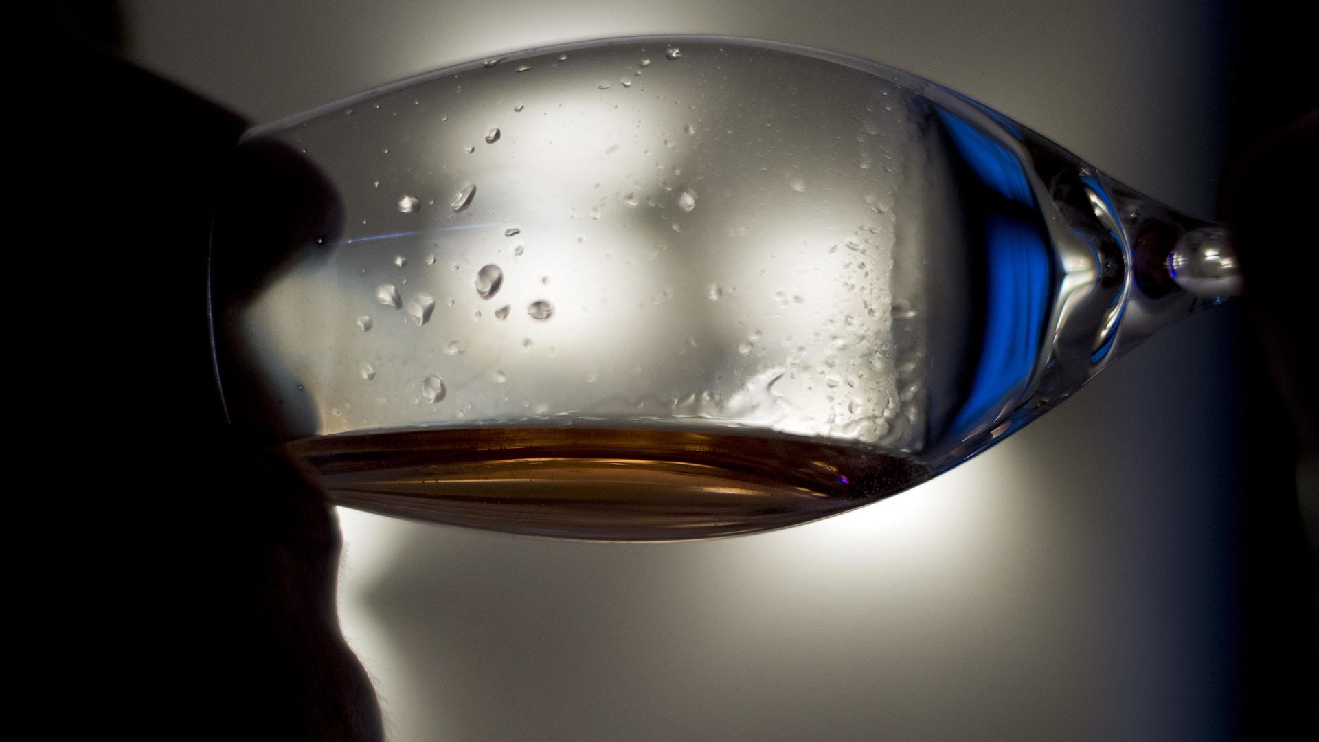 Alkoholkonsum: In Indonesien sind elf Menschen ums Leben gekommen, nachdem sie selbstgebrannten Alkohol konsumiert hatten. (Symbolbild) Alkoholkonsum: In Indonesien sind elf Menschen ums Leben gekommen, nachdem sie selbstgebrannten Alkohol konsumiert hatten. (Symbolbild)