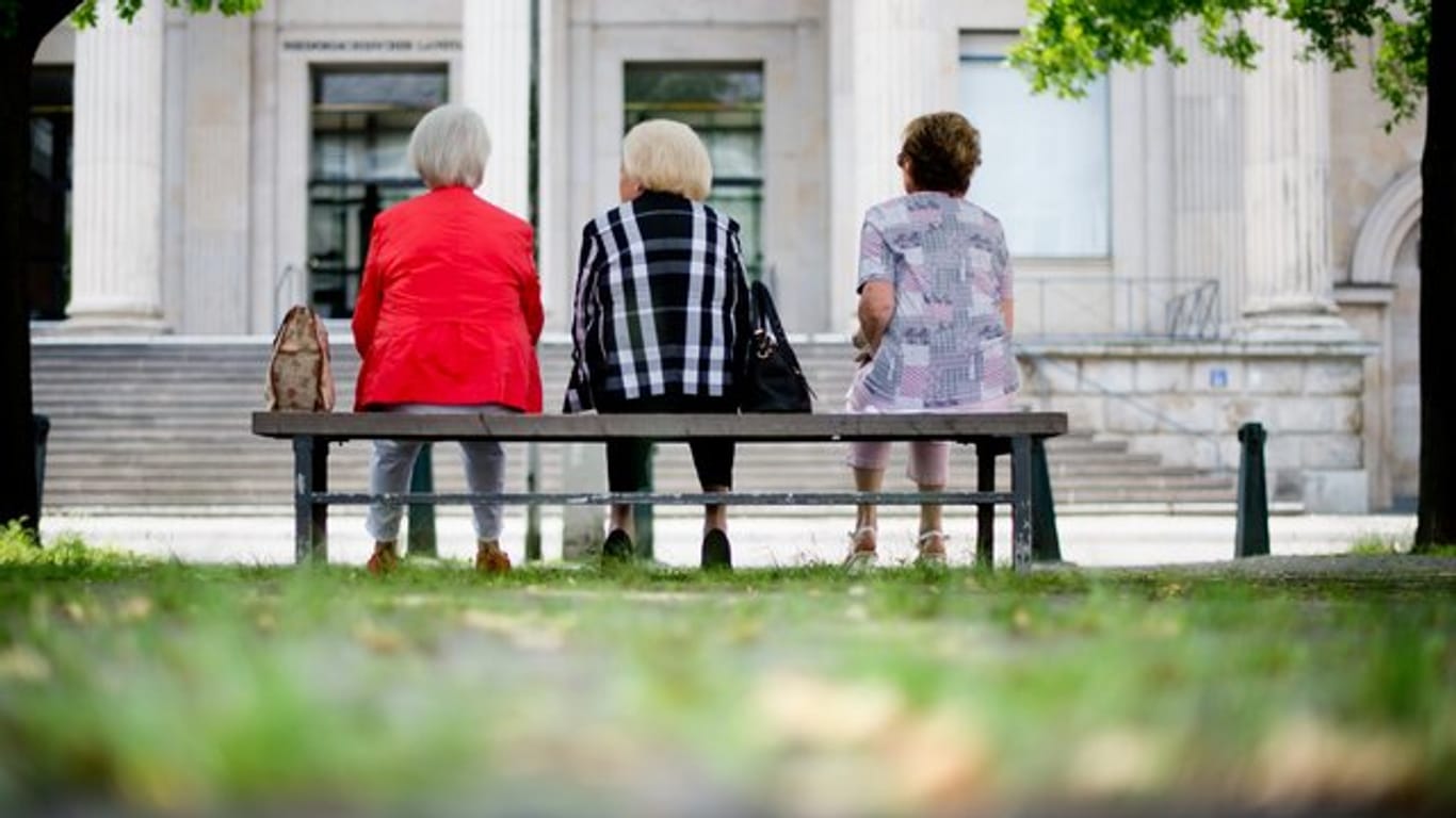 Drei ältere Frauen auf einer Bank in Hannover.