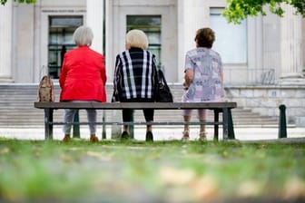 Drei ältere Frauen auf einer Bank in Hannover.