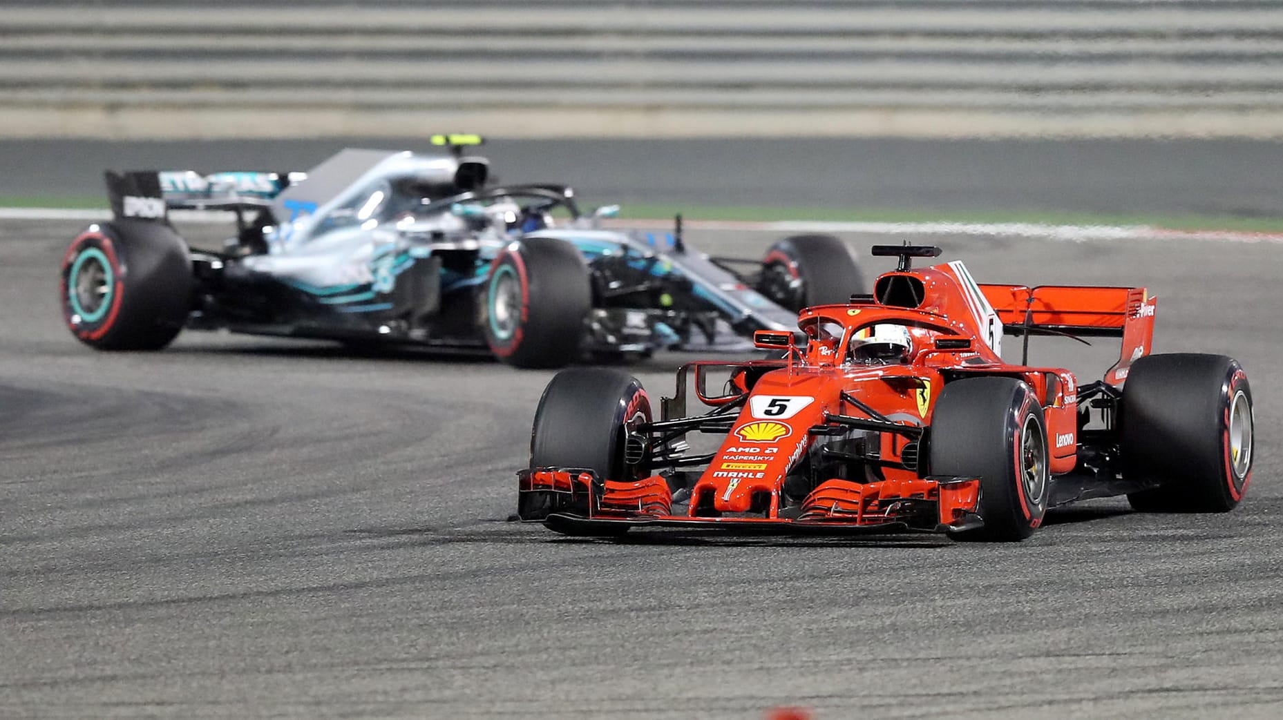 Sebastian Vettel (rechts) verteidigt die Führung gegen Valtteri Bottas.