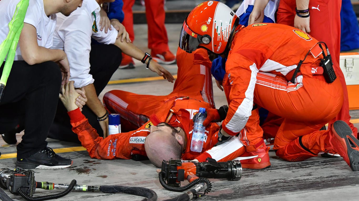 Bahrain: Nach dem Unfall wird der Mechaniker in der Boxengasse behandelt.