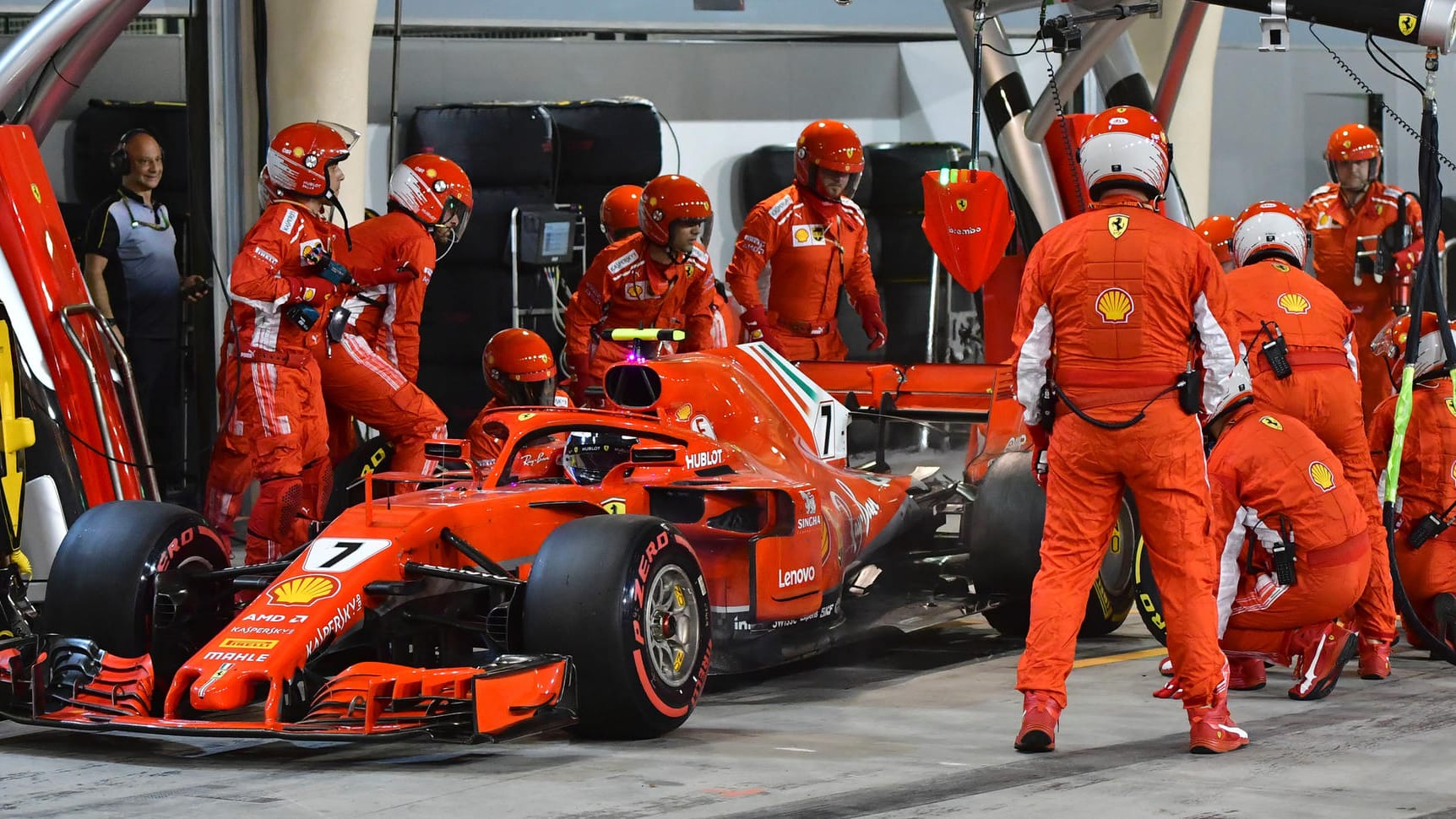 Der Moment vor dem Unglück: Kimi Räikkönen fährt in die Boxengasse.