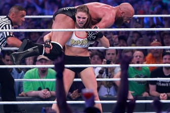 Über 100 Kilo auf den Schultern: Ronda Rousey trägt Triple H durch den Ring.