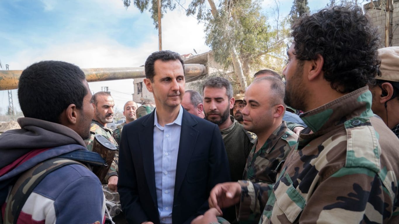 Syriens Machthaber Baschar al-Assad im März in Ost-Ghuta: Die Verbündeten Russland und Iran bestreiten einen Giftgaseinsatz in Duma.