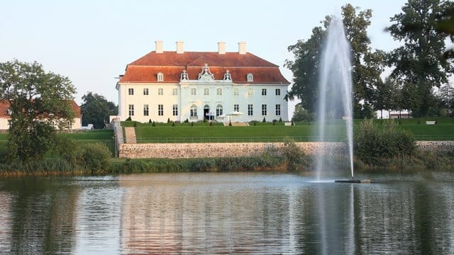Das Gästehaus der Bundesregierung ist traditionell Schauplatz der Arbeitstagungen des Bundeskabinetts. Das Gästehaus der Bundesregierung ist traditionell Schauplatz der Arbeitstagungen des Bundeskabinetts.