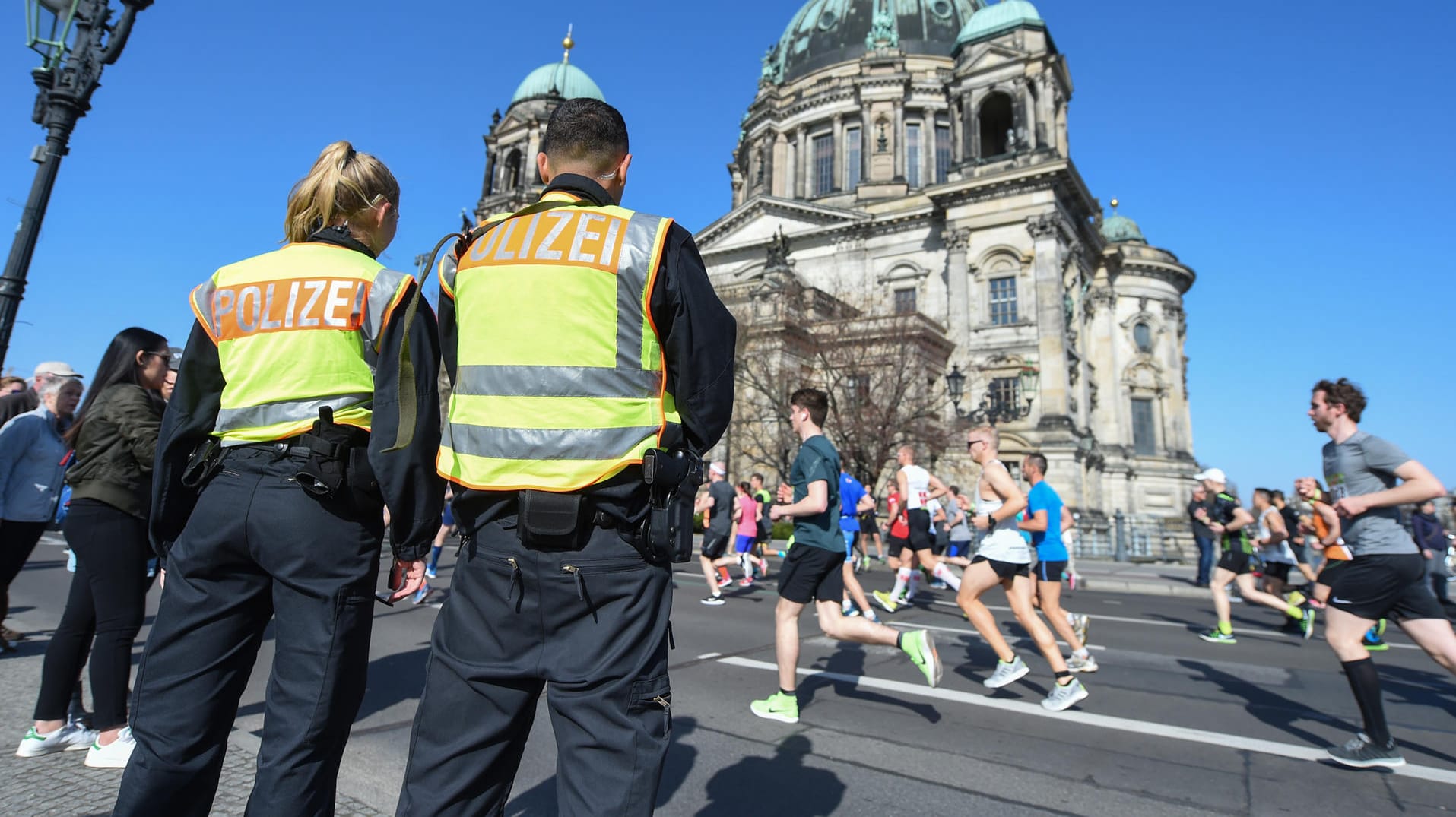 Die Polizei nahm am Sonntag fünf Personen fest: Sie sollen einen Anschlag auf den Berliner Halbmarathon geplant haben. Die Polizei nahm am Sonntag fünf Personen fest: Sie sollen einen Anschlag auf den Berliner Halbmarathon geplant haben.