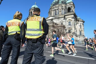 Die Polizei nahm am Sonntag fünf Personen fest: Sie sollen einen Anschlag auf den Berliner Halbmarathon geplant haben.
