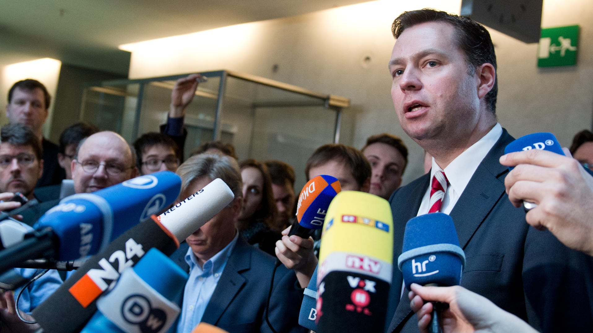Stephan Mayer bei einer Pressekonferenz. Der CSU-Politiker sagte in einem Zeitungsinterview, das Innenministerium plane, Dschihadisten die deutsche Staatsbürgerschaft zu entziehen.
