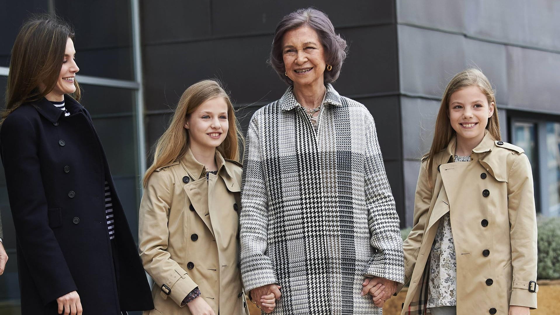 Hier lächeln sie die bösen Schlagzeilen weg: Königin Letizia von Spanien, ihre zwei Töchter und die stolze Oma Sofia gemeinsam bei einem öffentlichen Termin.