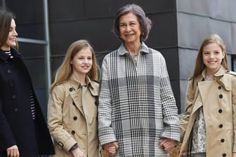 Hier lächeln sie die bösen Schlagzeilen weg: Königin Letizia von Spanien, ihre zwei Töchter und die stolze Oma Sofia gemeinsam bei einem öffentlichen Termin.