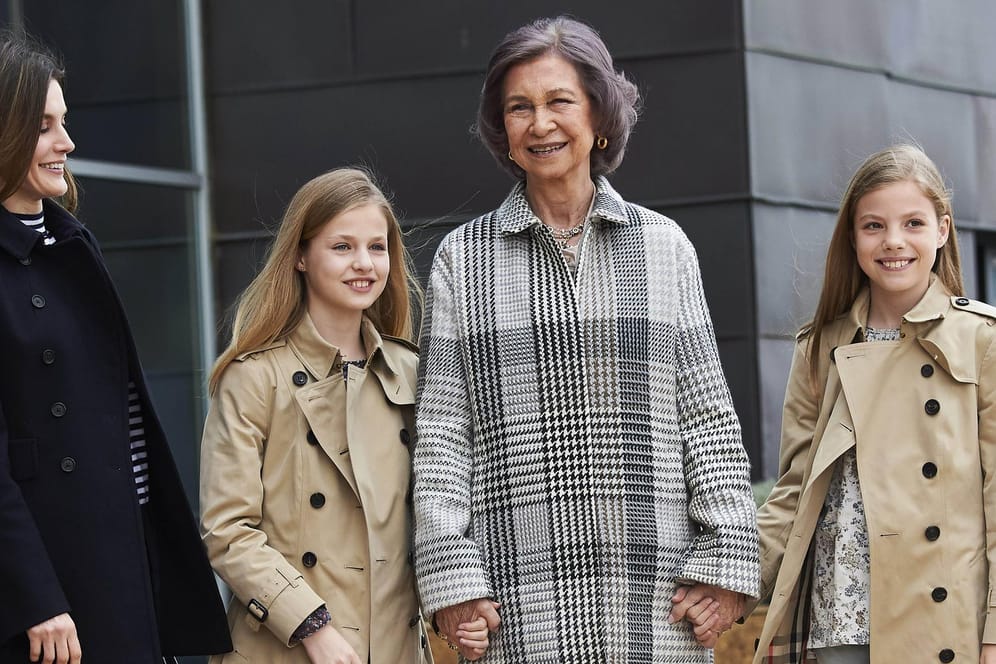 Hier lächeln sie die bösen Schlagzeilen weg: Königin Letizia von Spanien, ihre zwei Töchter und die stolze Oma Sofia gemeinsam bei einem öffentlichen Termin.