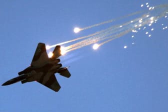 Eine israelische F-15 schützt sich mit Leuchtkugeln vor hitzesuchenden Bodenraketen.