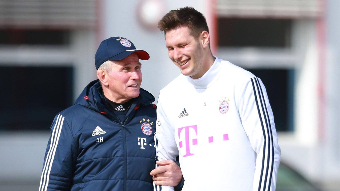 Jupp Heynckes (l.) im Gespräch mit Niklas Süle: In einem Interview lobt der Bayern-Trainer den Innenverteidiger in den höchsten Tönen.