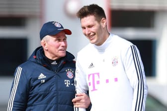 Jupp Heynckes (l.) im Gespräch mit Niklas Süle: In einem Interview lobt der Bayern-Trainer den Innenverteidiger in den höchsten Tönen.