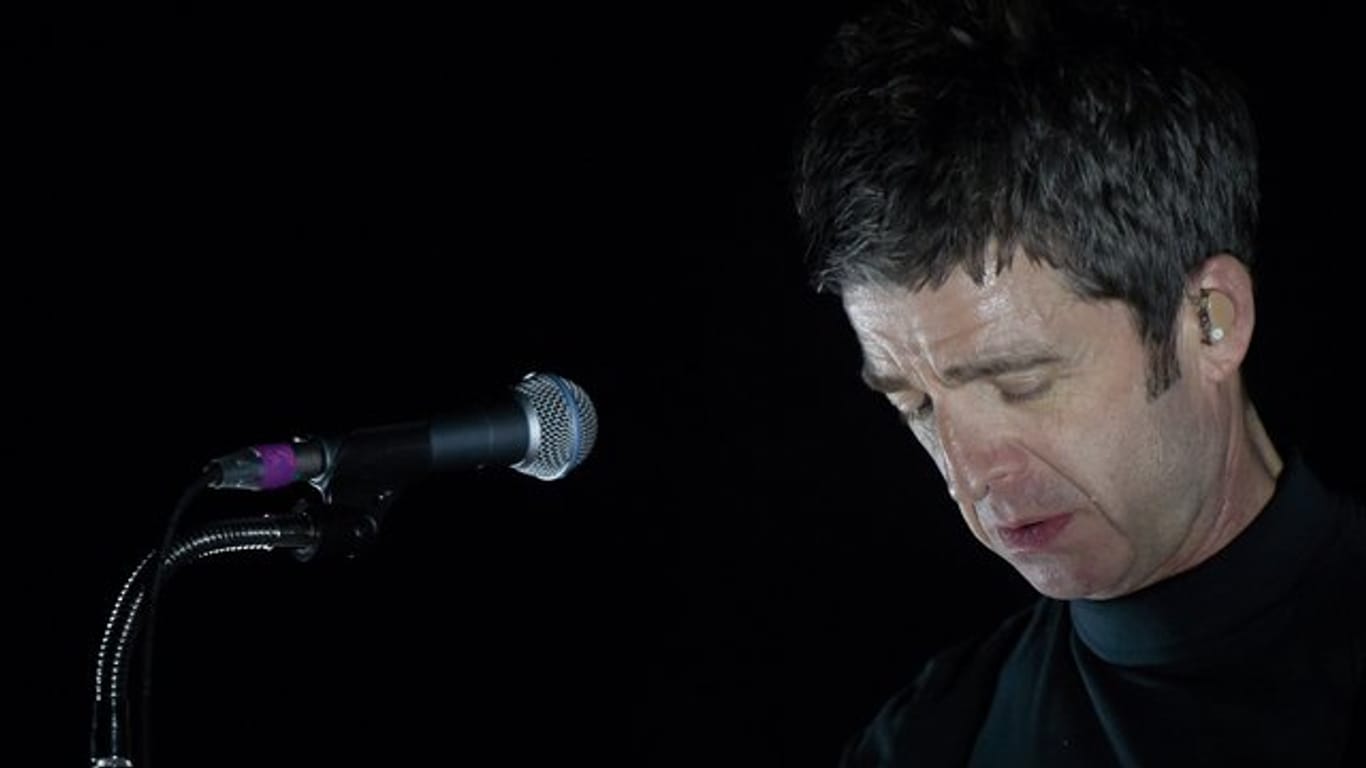 Der britische Sänger und Songschreiber Noel Gallagher in Hamburg auf der Bühne.