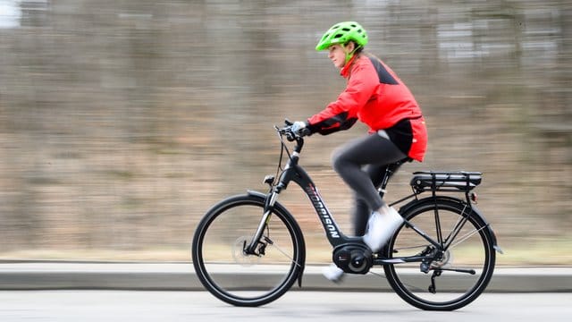 Frau fährt auf einem E-Bike