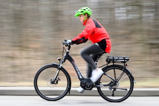 Frau fährt auf einem E-Bike