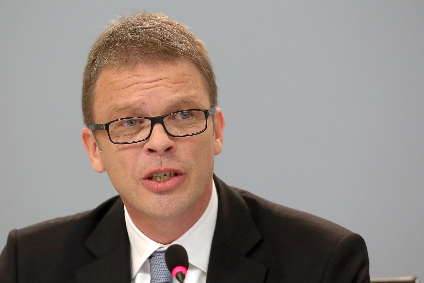 Christian Sewing: Der neue Chef der Deutschen Bank hat seine Mitarbeiter auf schwere Zeiten eingeschworen. Christian Sewing: Der neue Chef der Deutschen Bank hat seine Mitarbeiter auf schwere Zeiten eingeschworen.