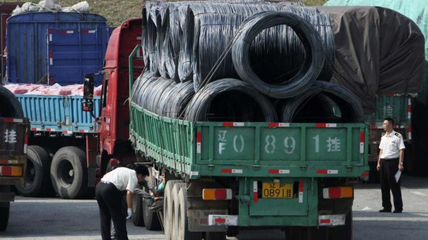 Chinesische Zöllner kontrollieren an der Grenze Lastwagen, die aus Nordkorea kommen oder dorthin fahren.