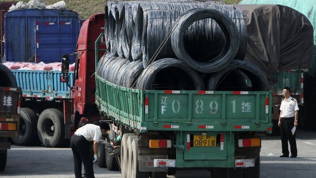 Chinesische Zöllner kontrollieren an der Grenze Lastwagen, die aus Nordkorea kommen oder dorthin fahren. Chinesische Zöllner kontrollieren an der Grenze Lastwagen, die aus Nordkorea kommen oder dorthin fahren.