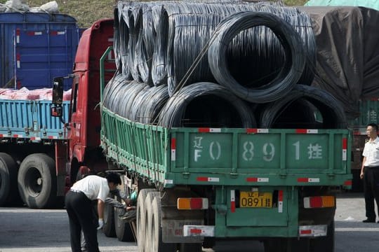 Chinesische Zöllner kontrollieren an der Grenze Lastwagen, die aus Nordkorea kommen oder dorthin fahren.