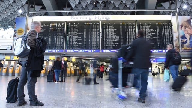 Neben Frankfurt sind die Flughäfen in München, Köln und Bremen betroffen. Neben Frankfurt sind die Flughäfen in München, Köln und Bremen betroffen.