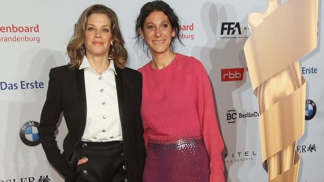 Emily Atef (r) mit ihrer Hauptdarstellerin Marie Bäumer, die Romy Schneider spielt.