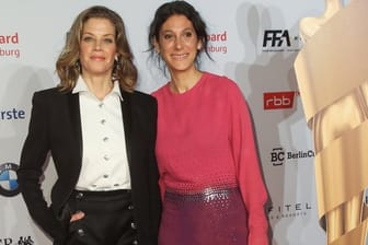 Emily Atef (r) mit ihrer Hauptdarstellerin Marie Bäumer, die Romy Schneider spielt.