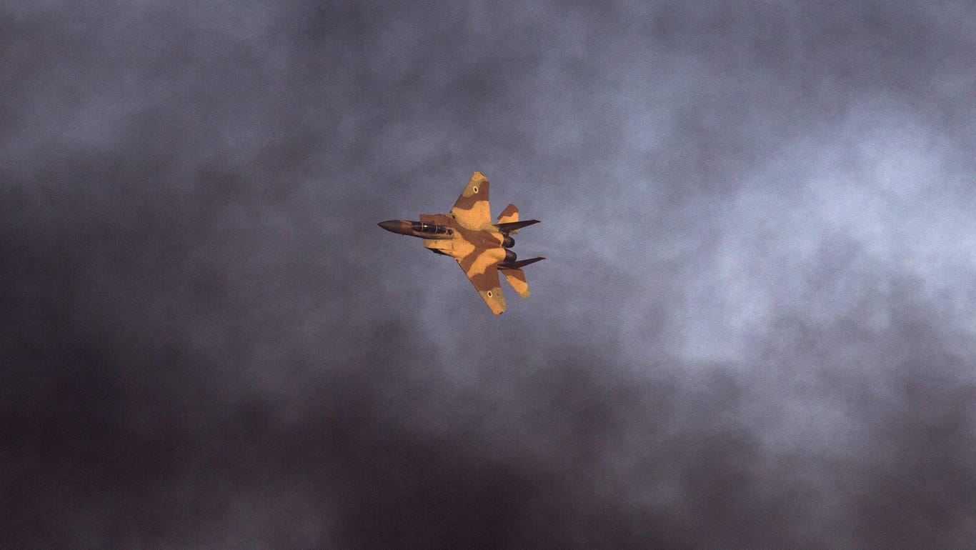 Ein israelischer Kampfjet vom Typ F-15: Nach russischen Angaben haben zwei solcher Maschinen den syrischen Flughafen Taifur bombardiert.