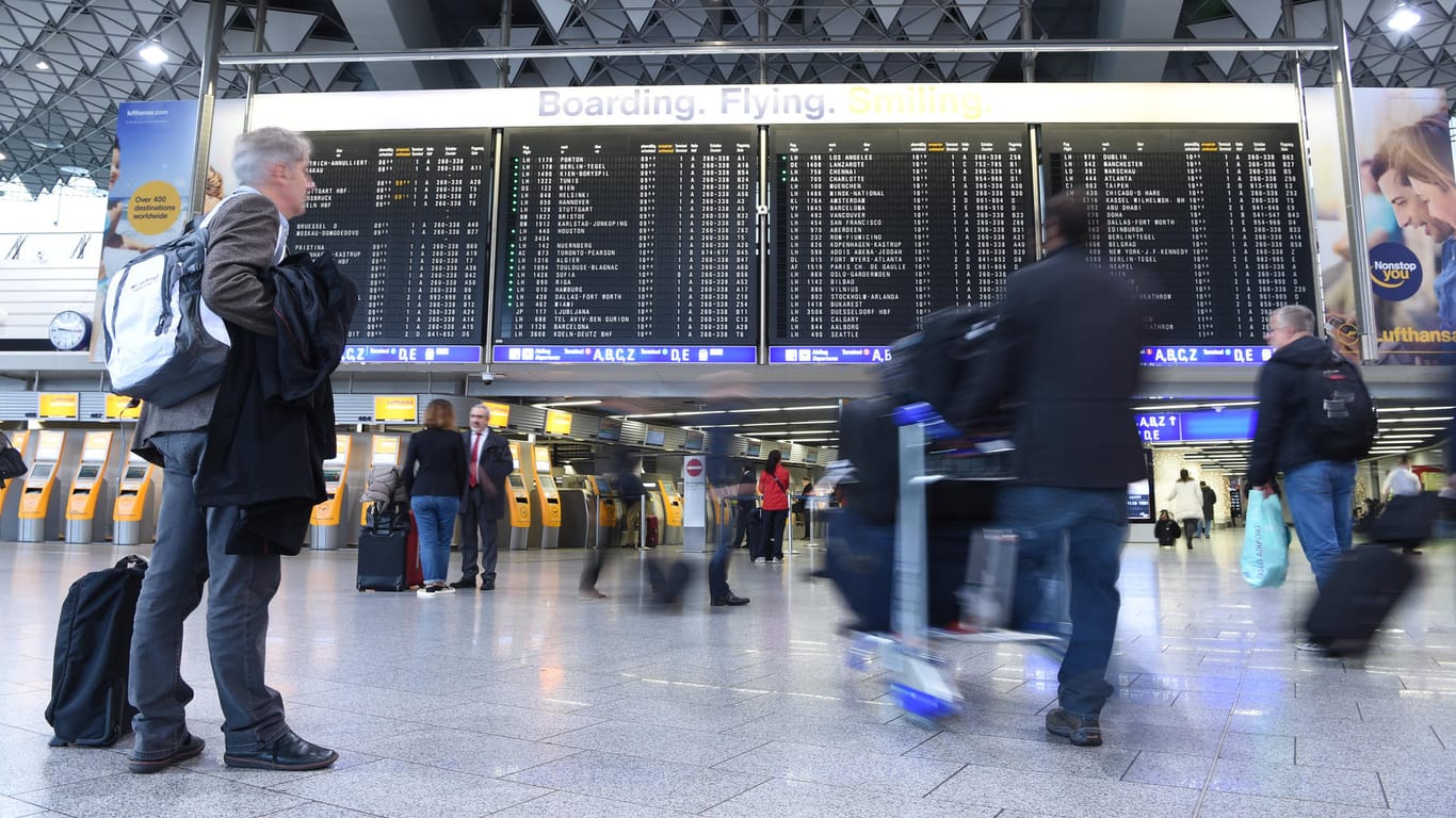 Passagiere vor einer Anzeigentafel im Frankfurter Flughafen: Auch im öffentlichen Dienst kann es in dieser Woche Streiks geben.
