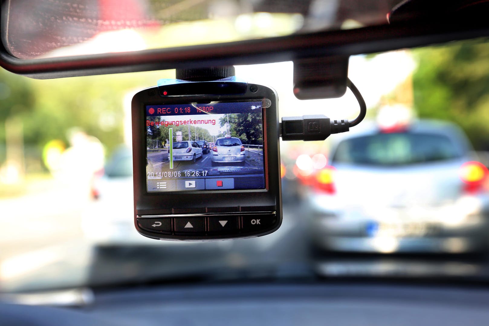 Eine Dashcam, befestigt an einer Windschutzschreibe: Die kleine Kamera filmt den Straßenverkehr aus dem Auto.