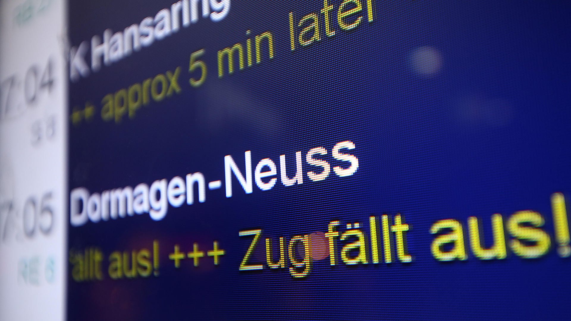 Anzeigetafel auf dem Hauptbahnhof in Köln: Der Zugverkehr auf der meistbefahrenen Nord-Süd-Strecke der Bahn gerät wegen Bauarbeiten zwischen Düsseldorf und Köln aus dem Takt.