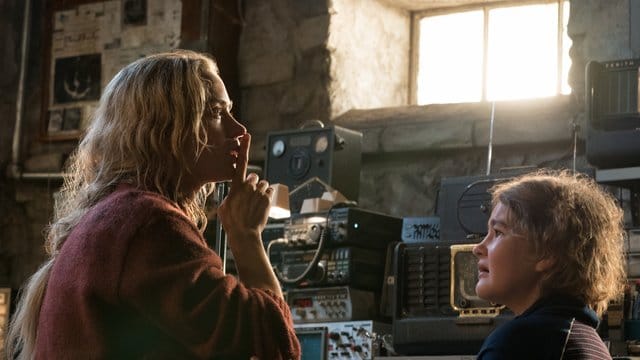 Leise sein: Emily Blunt (l) als Evelyn und Millicent Simmonds als Regan Abbott in einer Szene des Films "A Quiet Place".