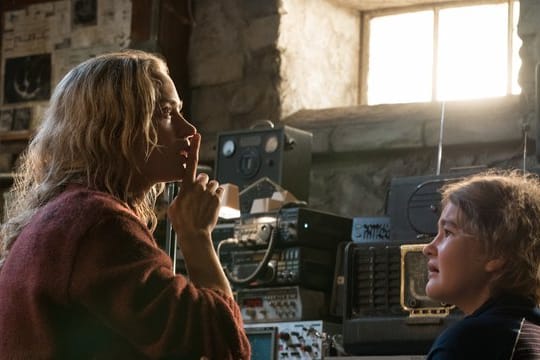 Leise sein: Emily Blunt (l) als Evelyn und Millicent Simmonds als Regan Abbott in einer Szene des Films "A Quiet Place".