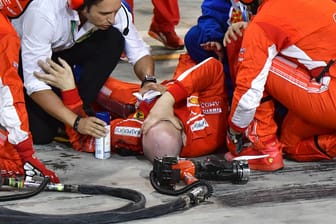Große Schmerzen bei Francesco Cigarini: Der schwer verletzte Ferrari-Mechaniker wird von seinen Teamkollegen betreut.