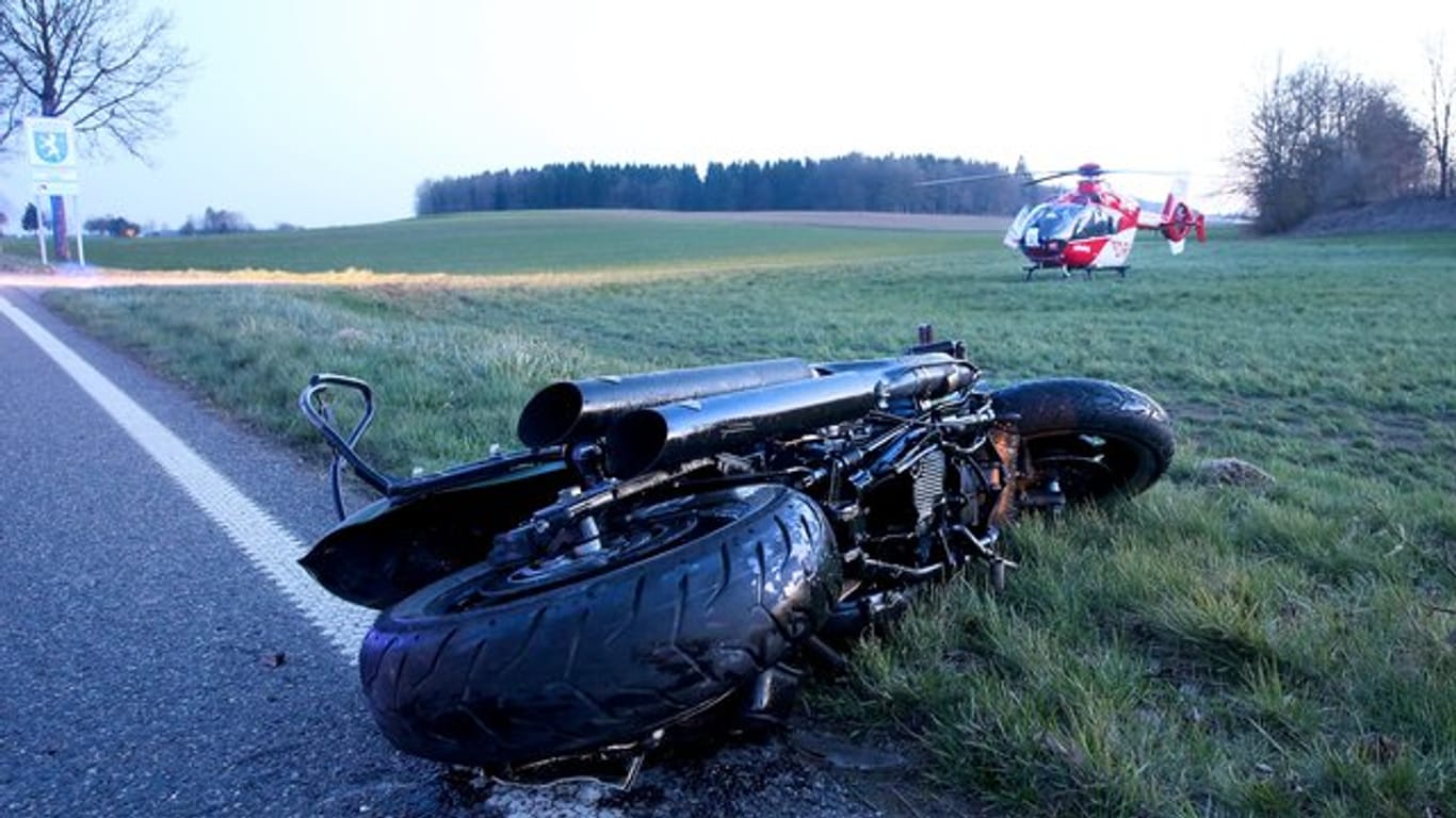 Beim Überholen prallte ein Motorradfahrer bei Boms (Kreis Ravensburg) gegen eine Verkehrsinsel und wurde tödlich verletzt.