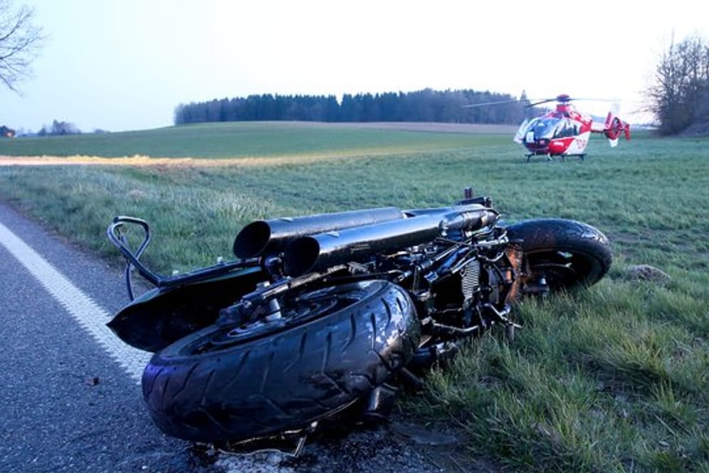 Beim Überholen prallte ein Motorradfahrer bei Boms (Kreis Ravensburg) gegen eine Verkehrsinsel und wurde tödlich verletzt.