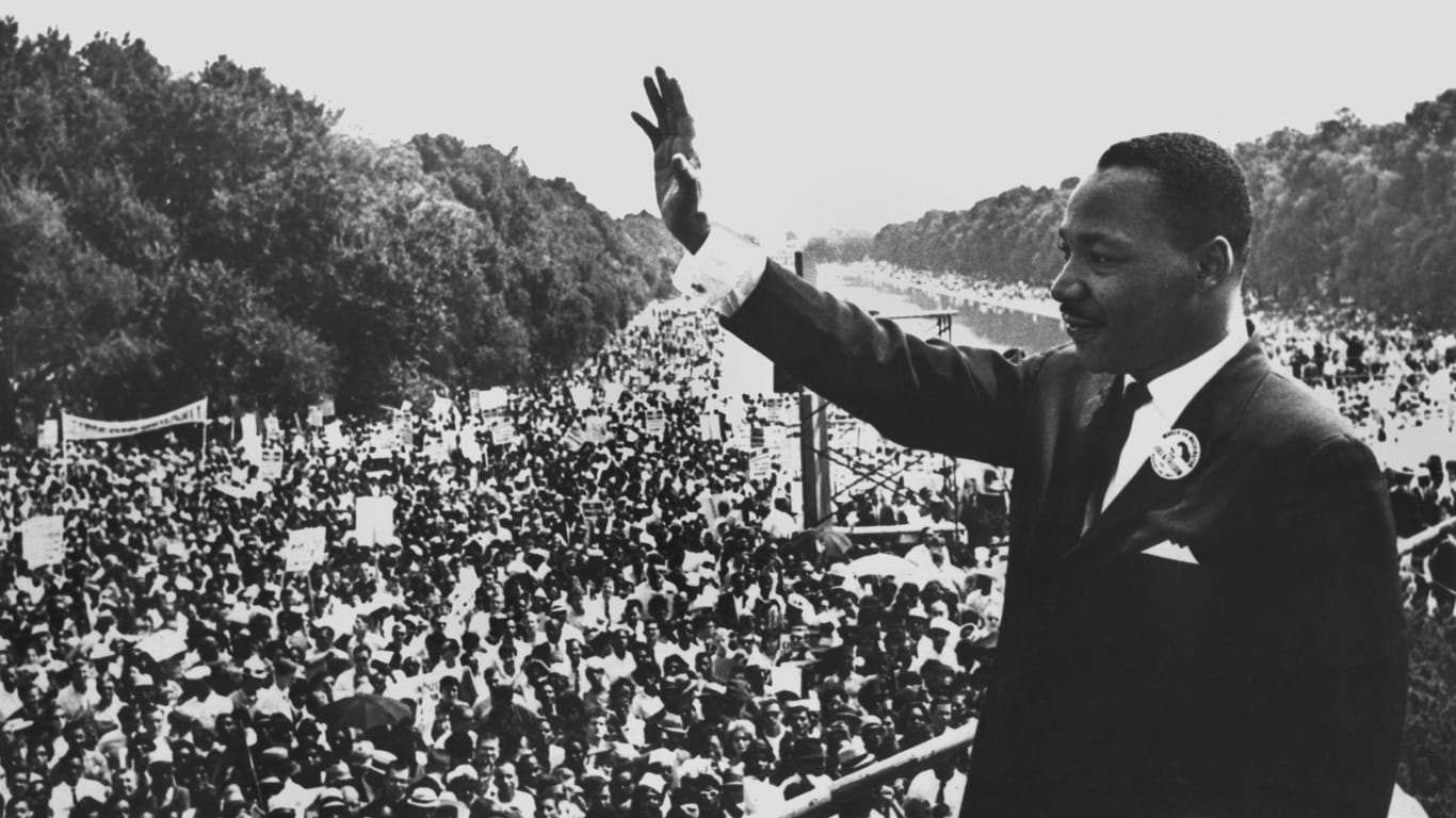 Martin Luther King vor der Lincoln Gedächtnisstätte in Washington. Im August 1963 hielt er seine weltberühmte Rede. Fünf Jahre später wurde er erschossen.
