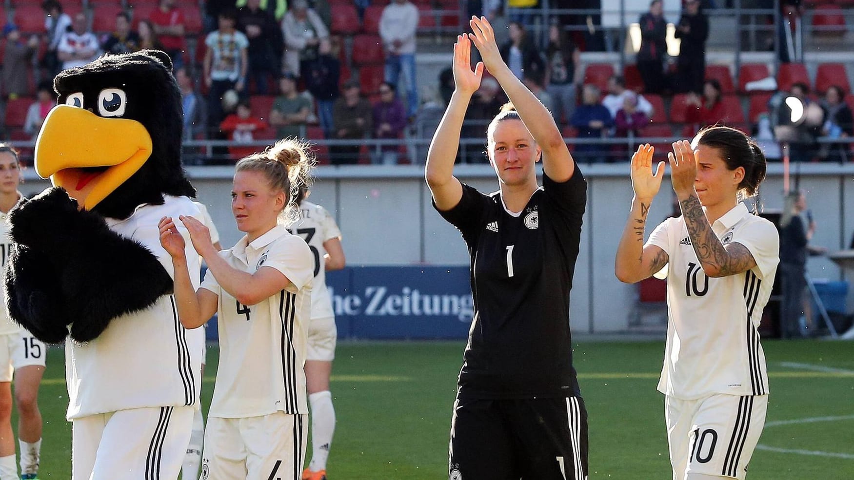 Almuth Schult (M.) nach dem Sieg gegen Tschechien: Im Interview schwärmte die Nationaltorhüterin bereits vor dem Spiel von Trainer Horst Hrubesch.