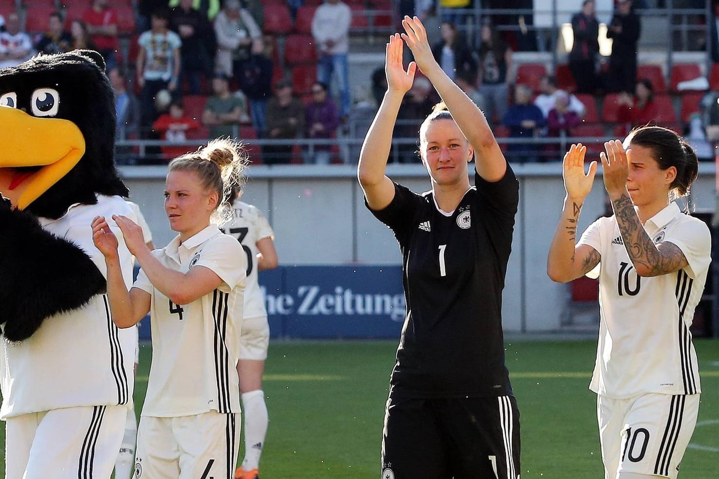 Almuth Schult (M.) nach dem Sieg gegen Tschechien: Im Interview schwärmte die Nationaltorhüterin bereits vor dem Spiel von Trainer Horst Hrubesch.