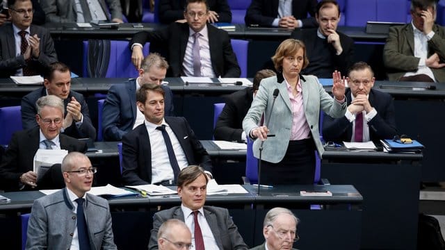 Beatrix von Storch sollte auf ihr Bundestagsmandat verzichten, fordert CSU-Generalsekretär Blume. Beatrix von Storch sollte auf ihr Bundestagsmandat verzichten, fordert CSU-Generalsekretär Blume.